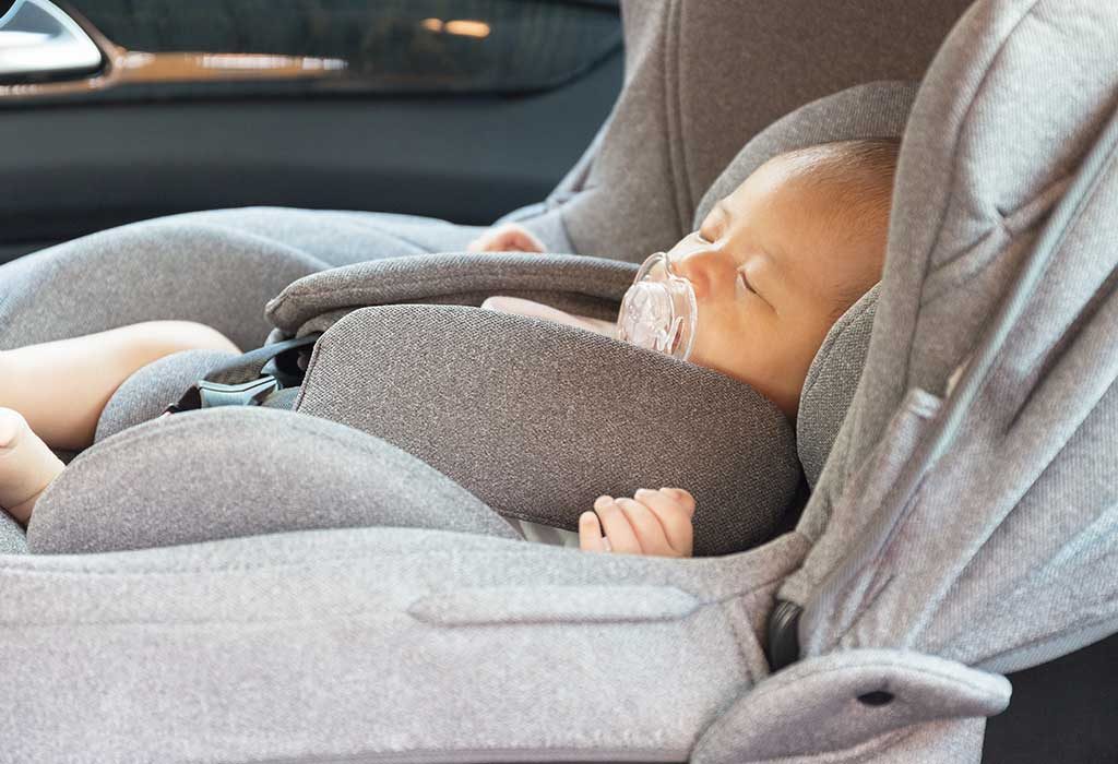 ينام الطفل فقط أثناء القيادة، أو في مقعد السيارة