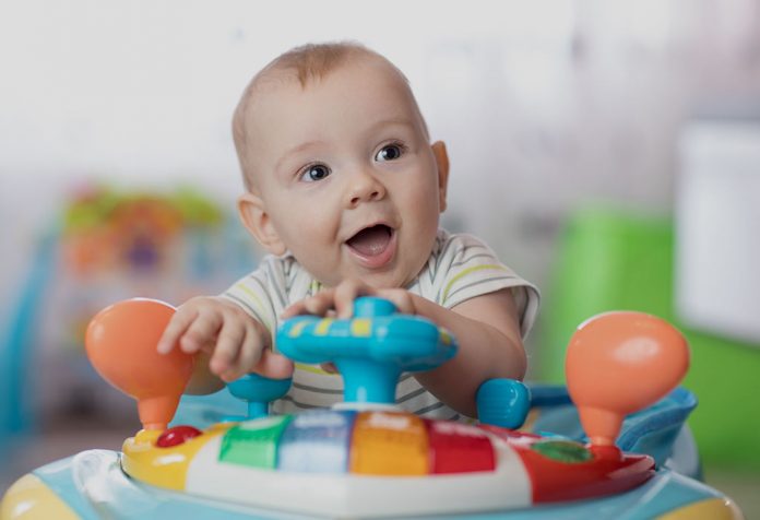 أفضل 12 لعبة للعب مع الأطفال الرضع من عمر الولادة إلى 12 شهر ا