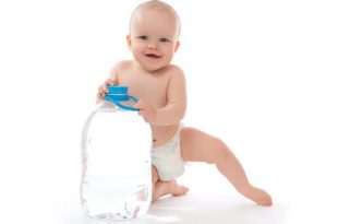 الوقت المناسب لتقديم الماء للأطفال وكيفيه ذلك