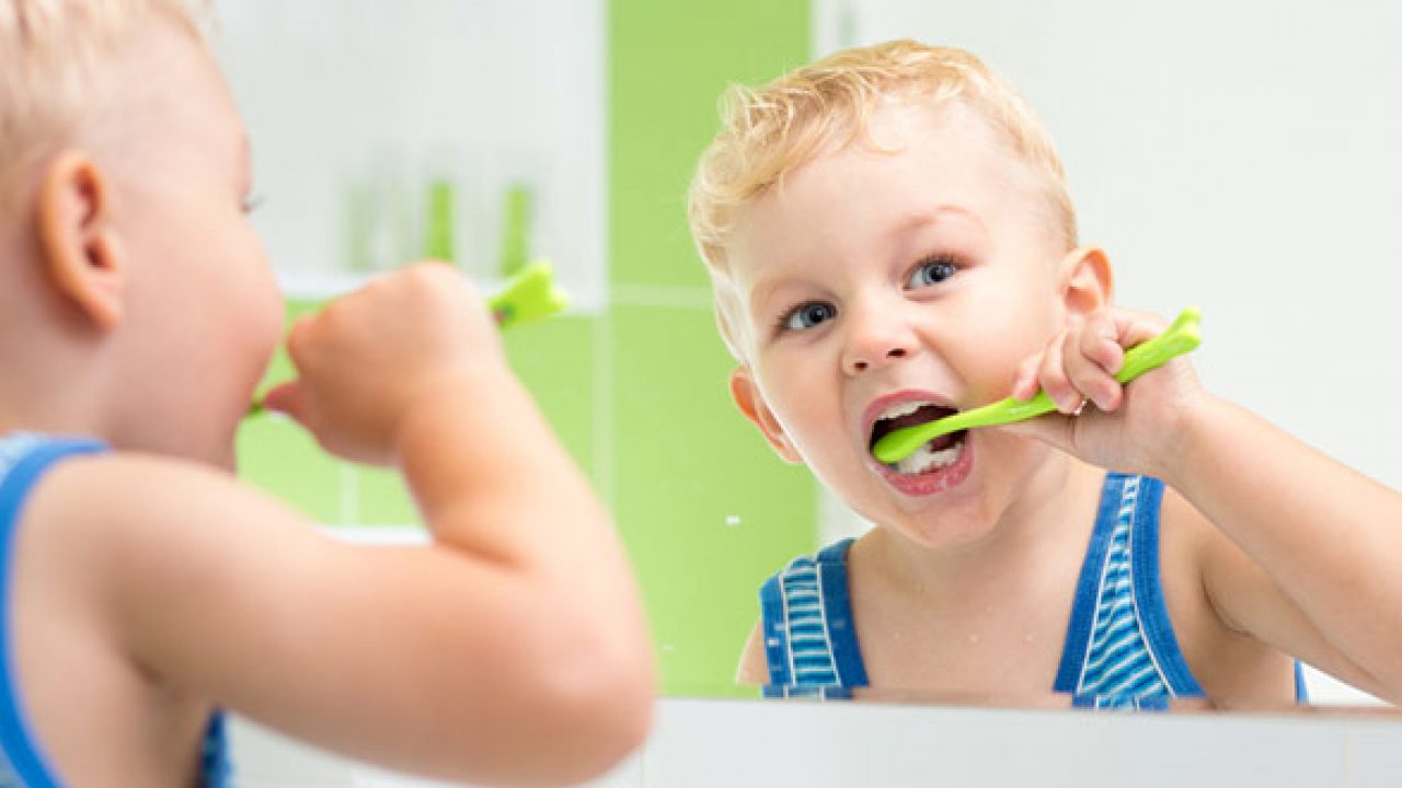 8 نصائح مفيدة تساعد الأطفال الصغار على تنظيف أسنانهم