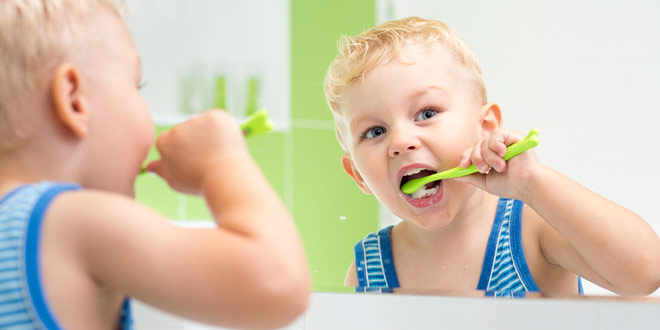 كيفية تعليم الطفل طريقة استخدام فرشاة الأسنان