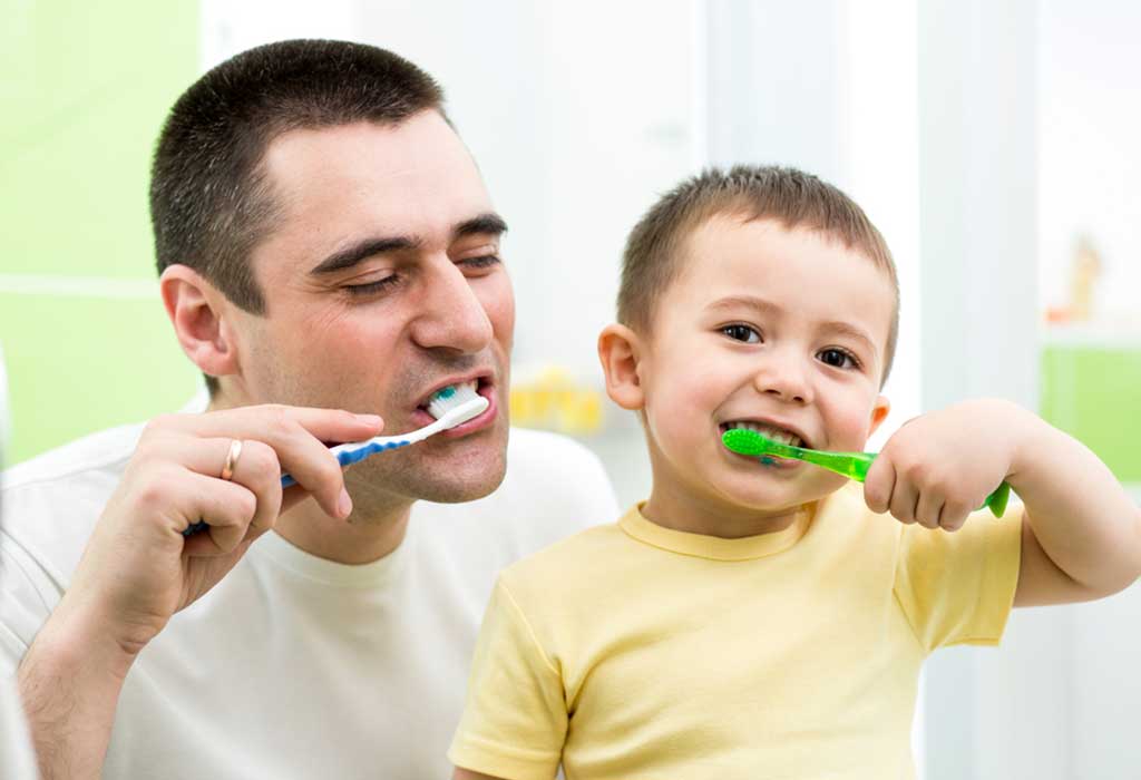 كيف يكون تفريش أسنان طفلك؟