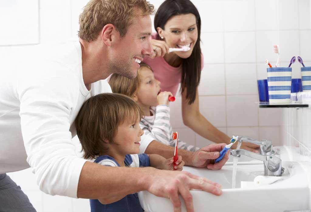 نقاط يجب وضعها في الاعتبار أثناء البدء في تنظيف أسنان طفلك