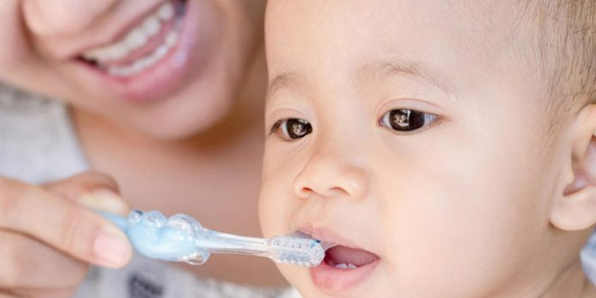 كيفية تنظيف أسنان الطفل: معرفة متى تبدأ وكيف تنظف