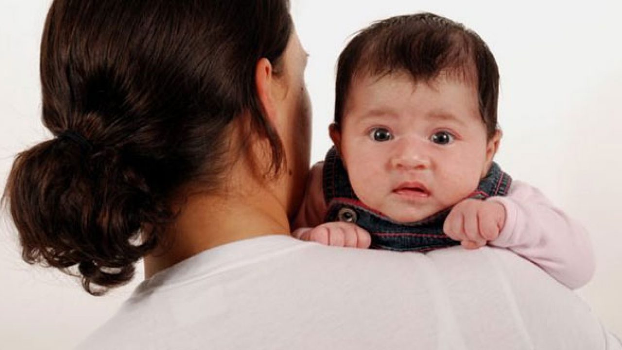 الحازوقة عند الأطفال الرضع أسبابها وطرق الوقاية منها ومعالجتها