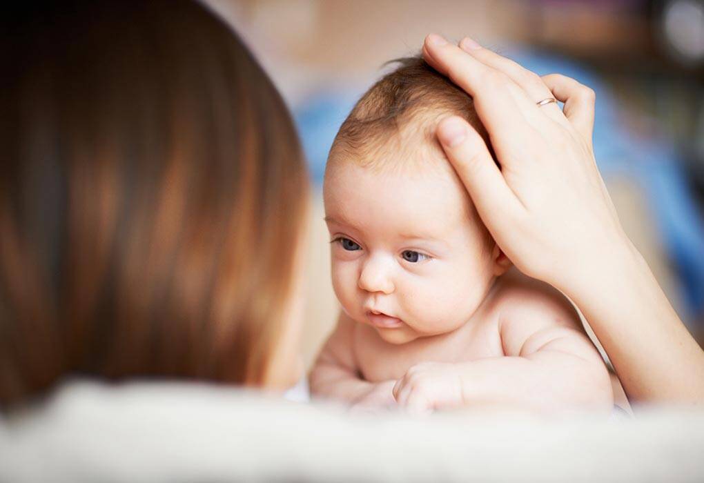لماذا يبدو شكل رأس الطفل غير متساوٍ عند الولادة؟