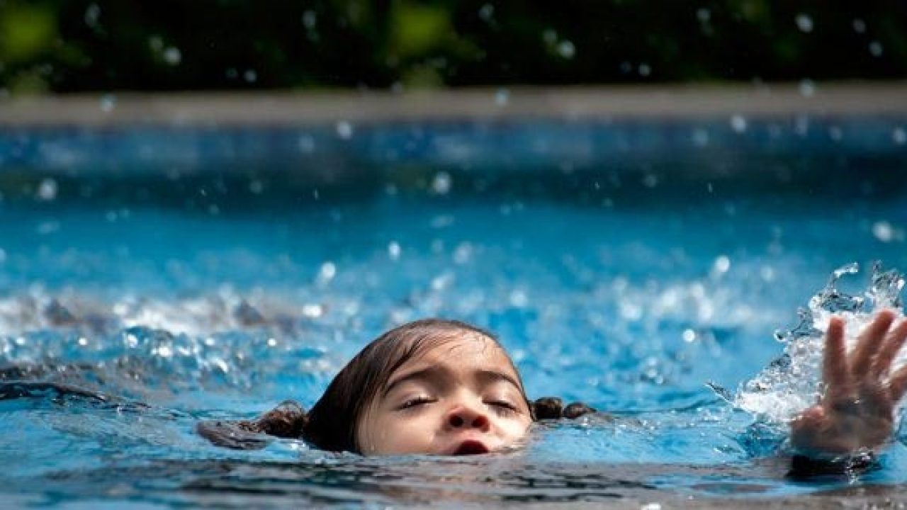 الغرق لدى الأطفال: الأسباب والعلامات والعلاج والوقاية