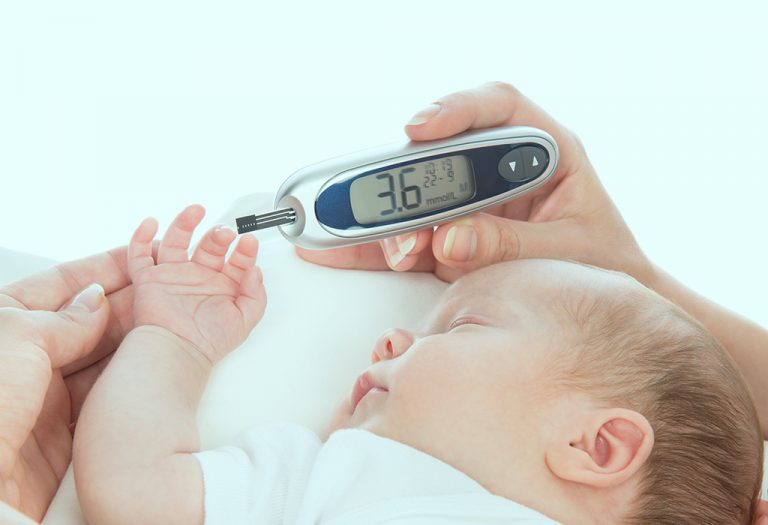 ما هي مضاعفات انخفاض السكر عند الأطفال حديثي الولادة؟