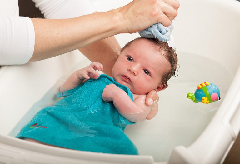 إجراءات استحمام الطفل - الخطوات التي يجب اتباعها لتسهيل عملية تحميم الطفل