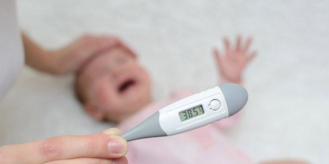 كيف تتحقق من درجة حرارة طفلك الرضيع