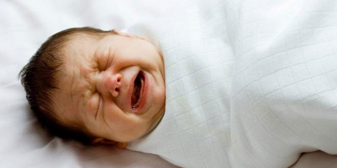 يضحك غثيان بناء على  بكاء الطفل الرضيع: 13 سببًا محتملاً ونصائح لتهدئة طفلك