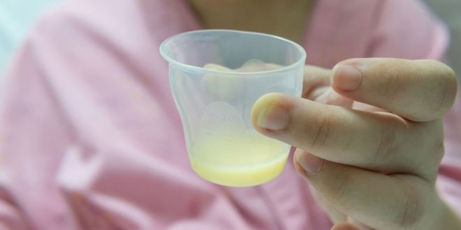 فوائد وأهمية حليب اللبأ أو الحليب الأول لطفلك الرضيع