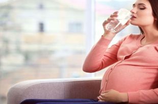 شرب الماء أثناء الحمل: الفوائد والكمية الموصى بتناولها والمزيد