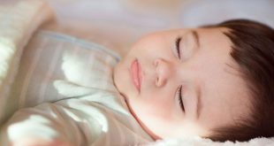 كم من النوم يحتاج الرضيع (الأطفال حديثي الولادة إلى عمر 12 شهرًا)