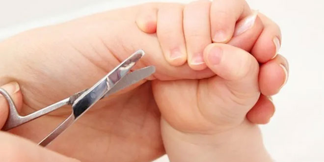 كيفية تقليم أظافر الأطفال الرضع