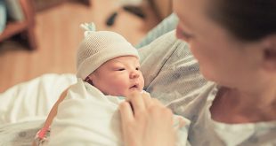 كيفية حمل الأطفال حديثي الولادة بشكل صحيح (بالصور)