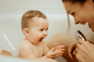 هل الاستحمام المشترك مع طفلك الرضيع آمن؟